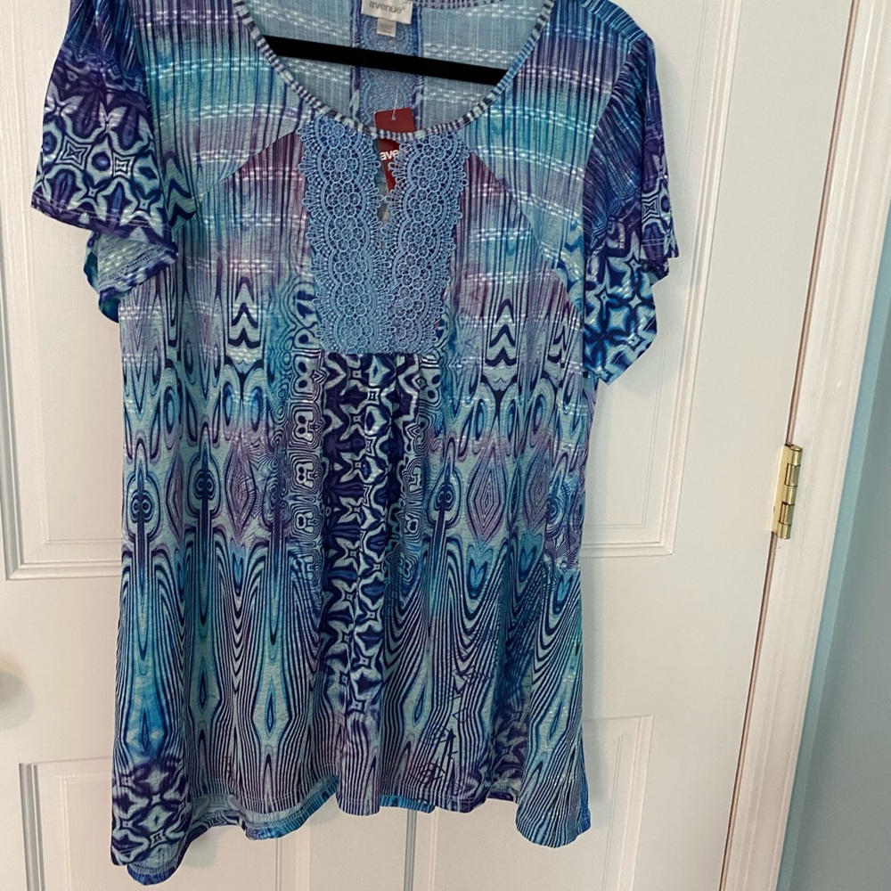 Avenue Blue Graphic Short Sleeve Blouse